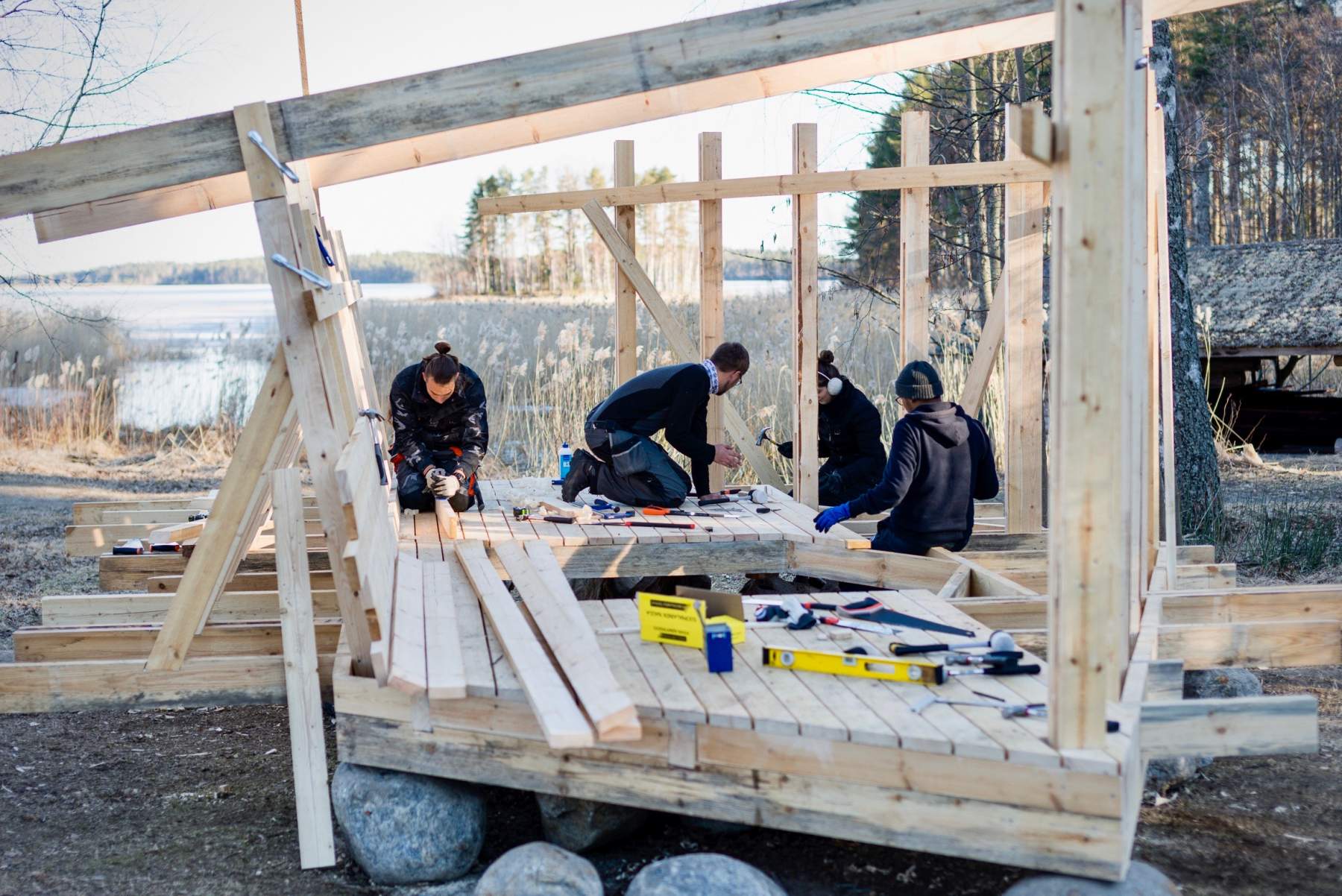 Building the frame of Lastu on stone boulder foundations.